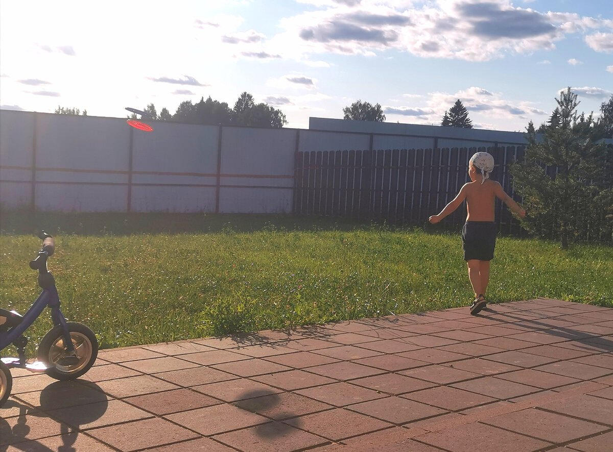 Фото автора. Сын запускает сразу две летающие тарелки