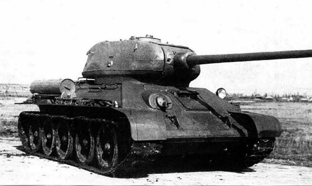 Танк Т-34 был создан 31 марта 1940 года был подписан протокол Комитета обороны о постановке танка Т-34 в серийное производство на заводе в № 183 в городе Харьков. Команда 4 человека 2 ппш-41, 4 пистолета, 8 гранат. Т-34 стреляет на 2000м. Т-34 имел круговую защиту из брони обычной толщины-всего 45мм. Но благодаря большому углу наклонения 45-мм броня спереди превращалась в 90-мм, а сбоку (из-за меньшего угла)-в 60-мм преграду. 
