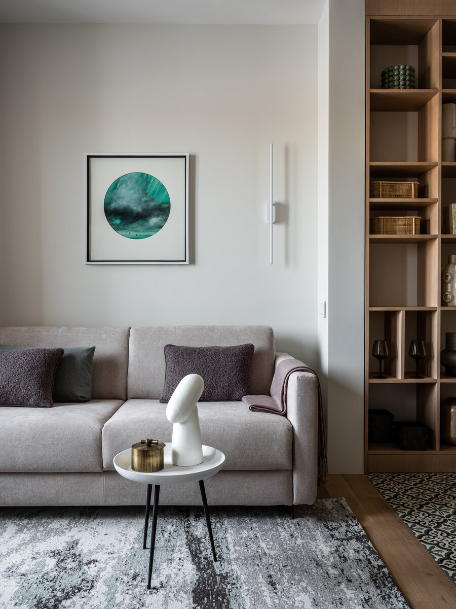 Задние стенки обрамляющих его шкафов и тумбу также выполнили из дерева. Это помогло проработать глубину пространства.