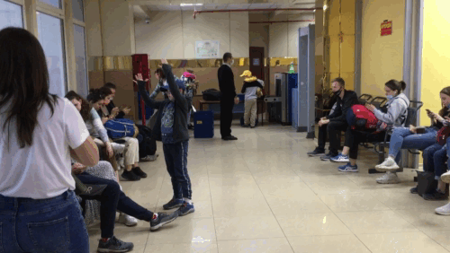 Возможно, я избалована большими аэропортами, но я лучше посидела бы перед аэропортом или в самом здании. Здесь пришлось стоять в духоте