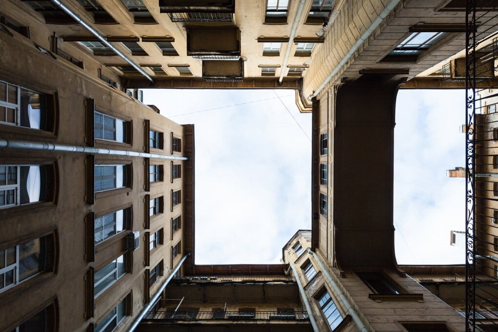 Здание выполнено в стиле барокко и выделяется красиво оформленным фасадом. В нем всего 5 этажей и мансарда, отделяемая от жилых помещений красивой кованой узорной решеткой.