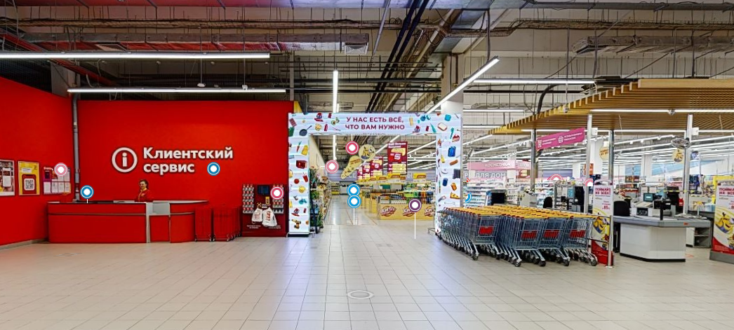 Посетителей на входе встречает арка из LED-экранов