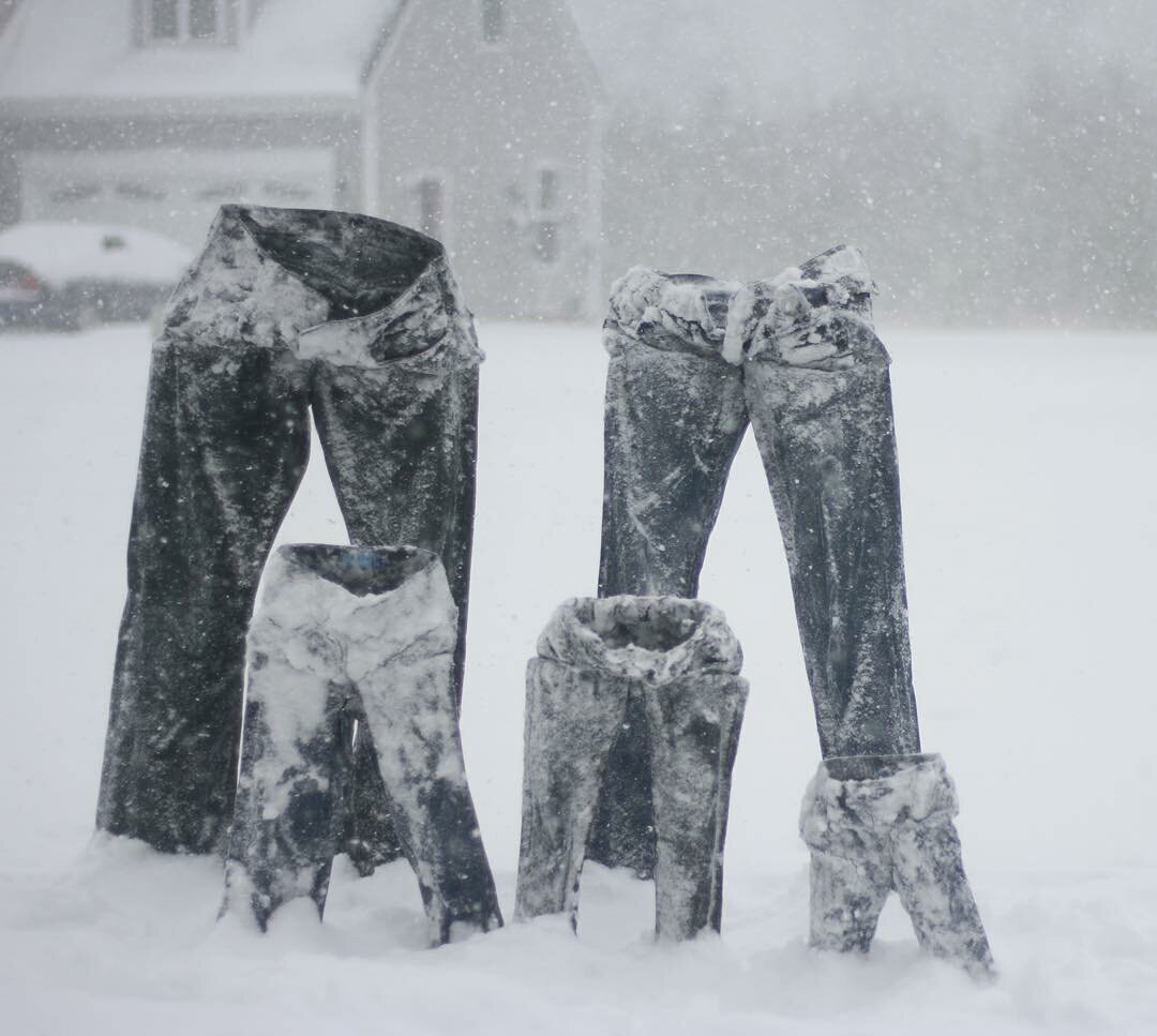 Замерзшие вещи. Штаны в снегу. Белье на морозе. Замерзшие штаны.