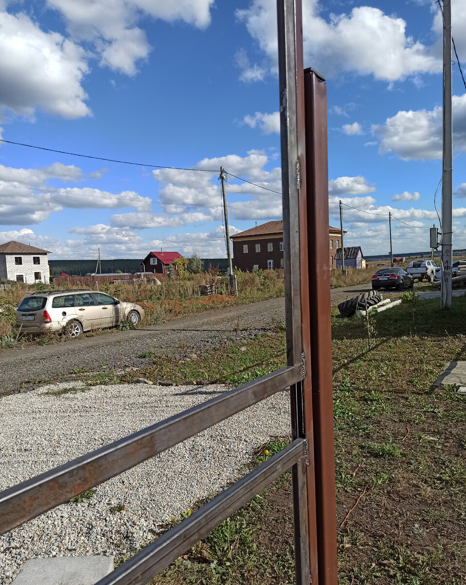 Посередине каркаса установил 2 поперечины, для жесткости и установки замка