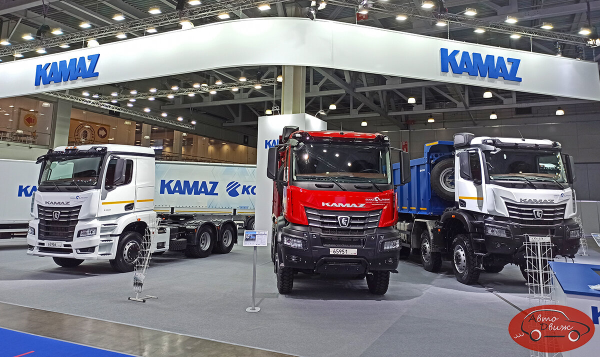 Семейство К5 продолжает прирастать модификациями. Слева направо: седельный тягач КАМАЗ-65956-0050003-94 (6х4) для работы в составе автопоезда весом до 80 т, самосвал КАМАЗ-65951-0020001-94 (8х4) и самосвал КАМАЗ-65953-0020002-94 (8х8) полной массой по 50 тонн. Все три машины - с рядным дизелем КАМАЗ-910.15-450 мощностью 450 л.с.
