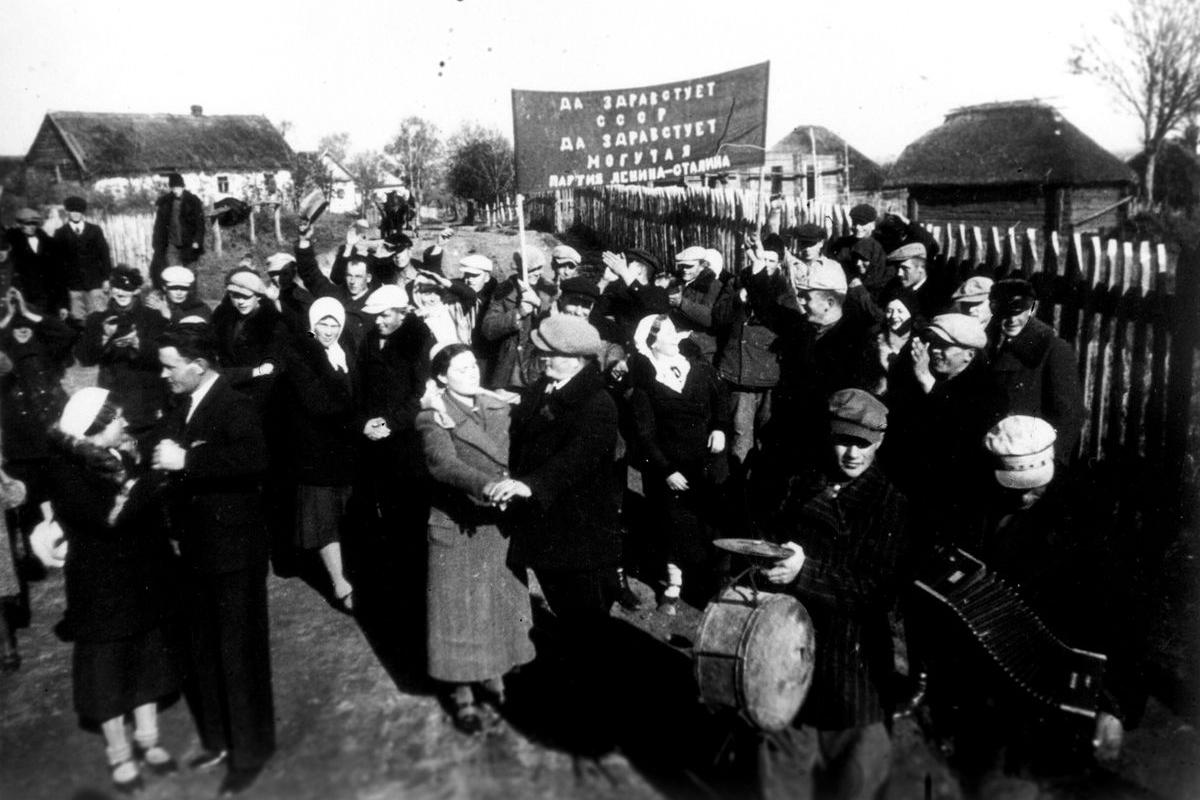 Части Красной армии перешли границу Польши, их встречали хлебом-солью". 80 лет н