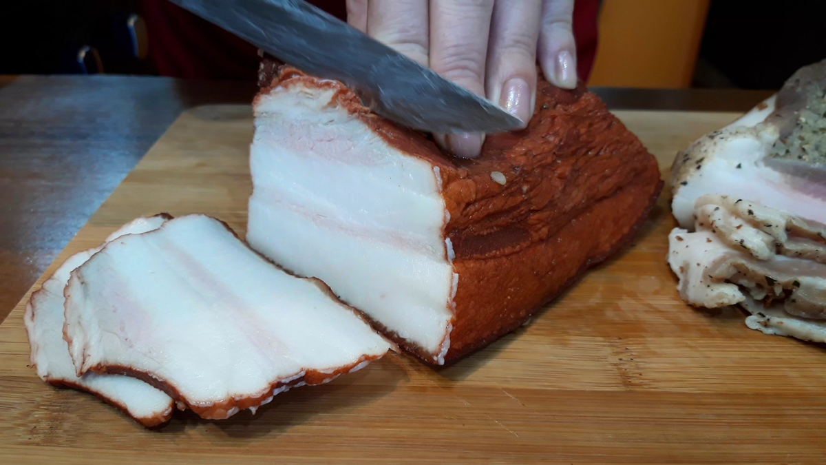 Ух ты кухня рецепты. Стейк с яйцом пашот. Горччее натпраздничный стол. Сало. Ух ты кухня сало.