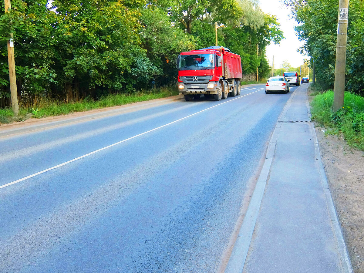 Тоже опасная для велосипедиста ситуация - встречный поток затрудняет опережение. Дорога очень узкая!