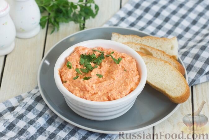 перец болгарский красный, сыр фета, масло растительное, перец чёрный молотый, перец чили, перец красный молотый