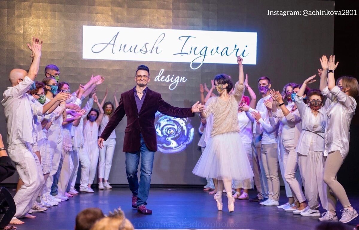 Фото, опубликованное в Instagram-аккаунте модели показа @achinkova2801.В центре фотографии  дизайнер Филипп Игнатьев сопровождает модель показа - балерину в золотой маске.

