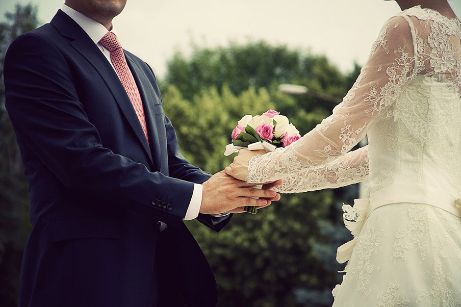 Фото жениха и невесты без лица. Свадьба со спины. Жених и невеста без лица. Свадебная фотография без лица. Свадьба фотосессия без лица