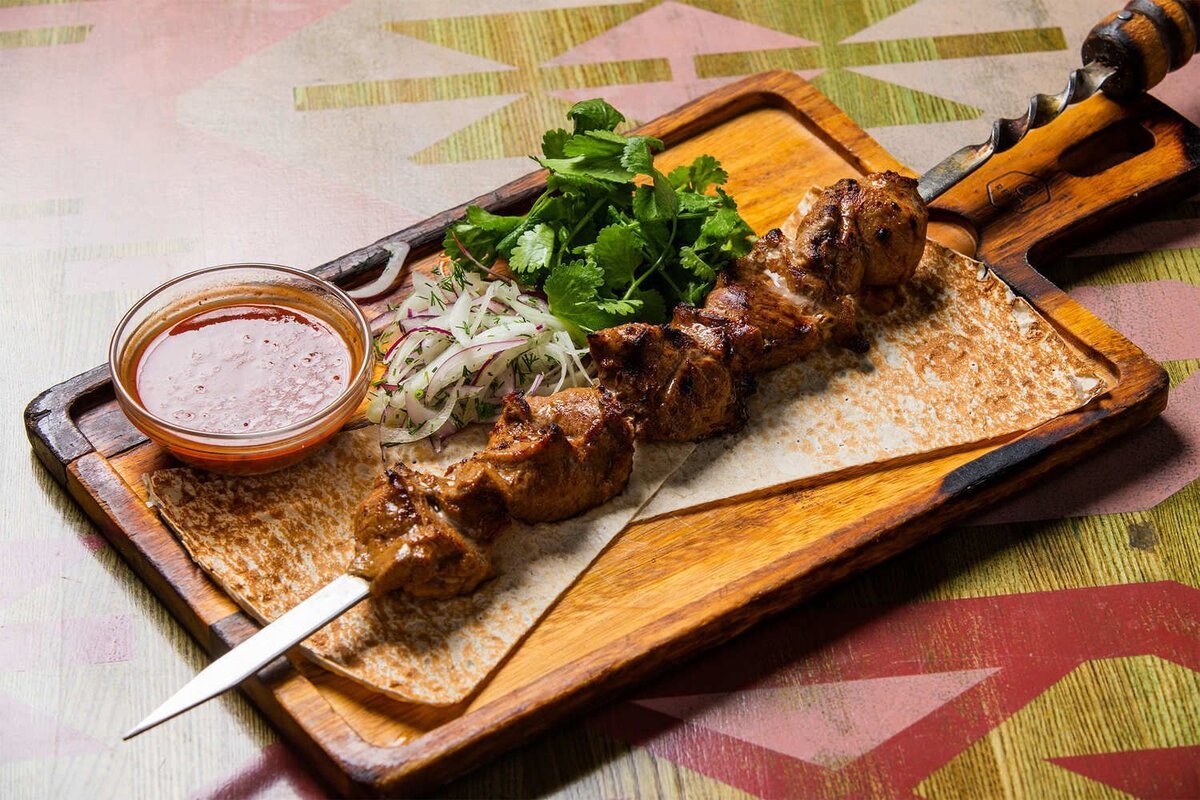 Шашлык из мякоти ягненка с домашним сацебели от «Ай Да Баран» за 560 ₽