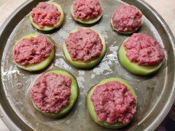 ШАГ 2:
Кабачок помойте и нарежьте кольцами. Если кабачок с толстой кожей, то снимите ее овощечисткой. Выложите кольца кабачка на смазанный растительным маслом противень. Сверху распределите говяжий фарш с горкой. Я не солю кабачок, но это можно сделать, если вы хотите придать блюду более яркий вкус. Включите духовку разогреваться до 200 градусов.