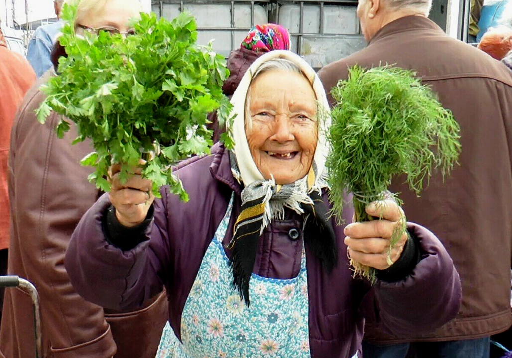 Бабушки без границ. Бабка продает. Бабушка продает овощи. Бабушка продает зелень. Бабушка торгует.