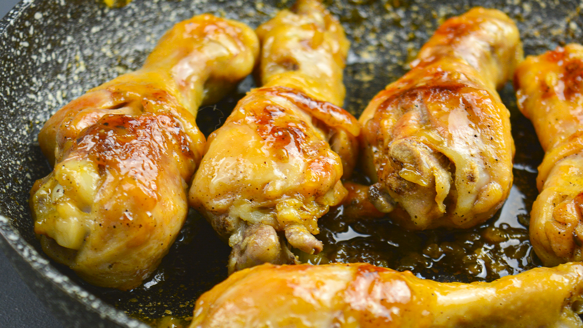 Готовим курицу в соусе. Готовим курицу голень с чем. Рецепт подливы для куриных ножек. Что приготовить детям из курицы. Сколько варить куриные голени.
