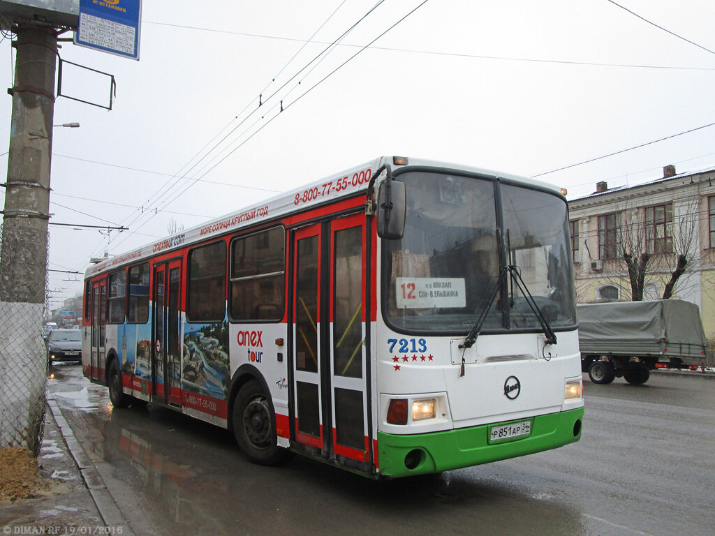 ЛиАЗ-5256 № 7213 на маршруте № 12 Верхняя Ельшанка — Железнодорожный вокзал следует по улице Рабоче-Крестьянской
