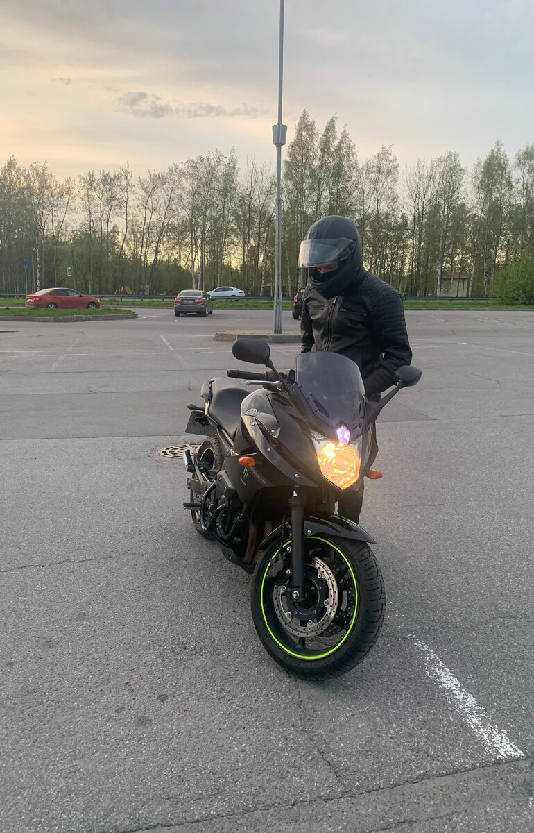 Молодой человек, владелец мотоцикла.