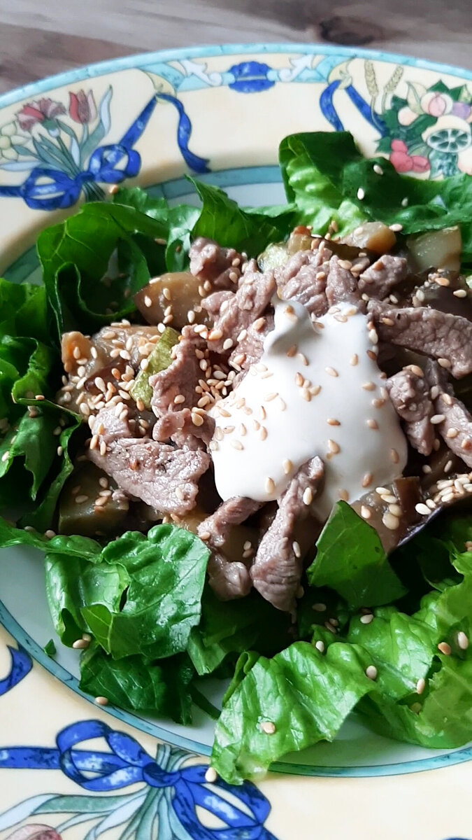 Тёплый салат с овощами и говядиной нужно есть сразу. 