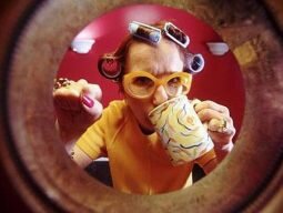 Классическая история — соседи по лестничной клетке, которые постоянно обвиняют в бытовых мелочах — шуме, курении на лестнице, загрязнении пролетов и т. д. Их возмущенные тирады раздражают, и как поднять настроение после таких скандалов, если рано или поздно встреча повторится?