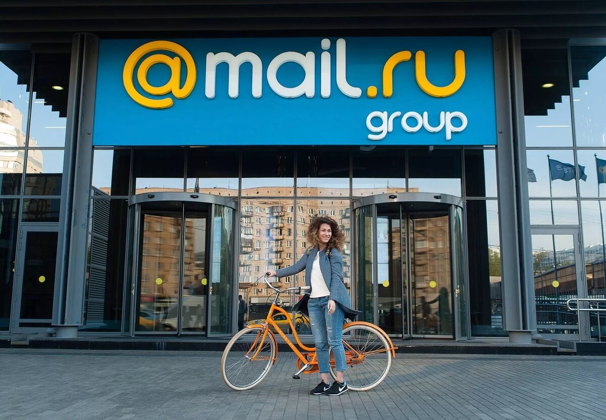   12 октября на онлайн-трансляции бывший владелец бренда Борис Добродеев сообщил, что группа компаний Mail Group сменит своё название на VK. По словам главы Mail.