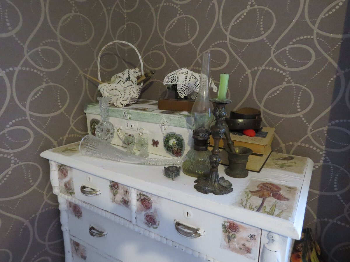 Старый комод и чемодан перекрасила и украсила как смогла.Тут теперь "музей"
