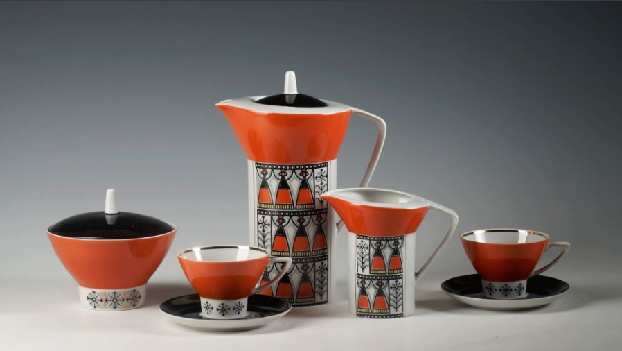 Вот тут виден нанесённый методом шелкографии "этнический" архаичный рисунок.  Запах "вышиванки" вполне ощутим. Фото взято из свободного доступа в интернете.