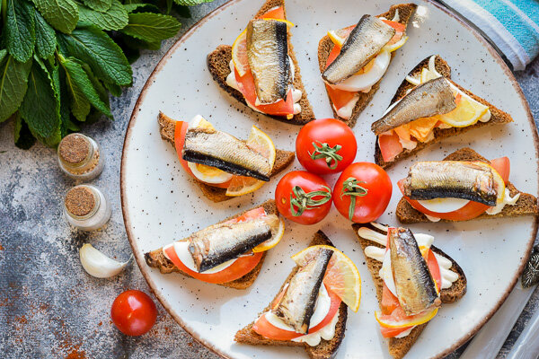 бутеры со шпротами и помидорами. бутерброды со шпротами и помидорами. багет со шпротами. брускетта со шпротами и помидорами. бутерброды со шпротами и помидорами в духовке.