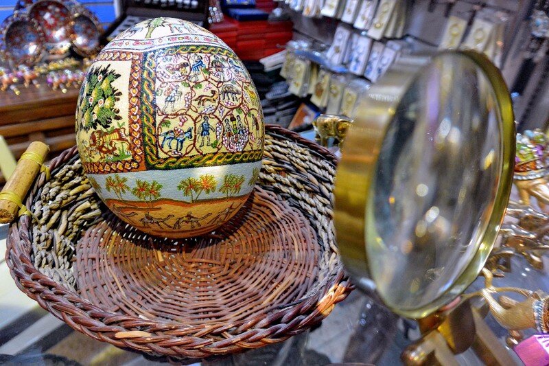 Рисунок настолько тонкий, что лупа рядом стоит не зря. Рисунок имитирует самую известную мозаику с Горы Небо интересно? Подписывайтесь на канал, рассказ впереди