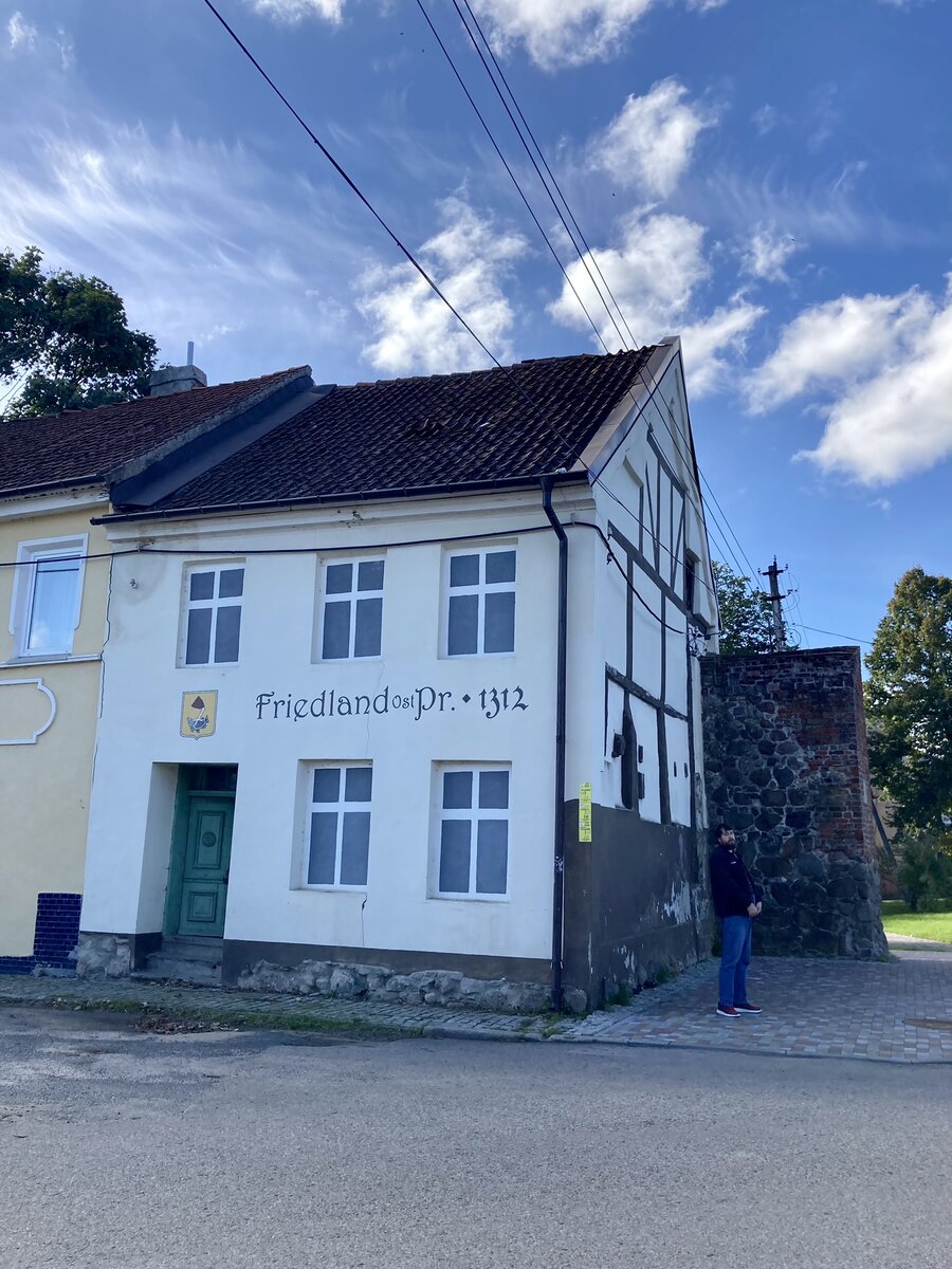 Старинное здание- примыкает к сохранившейся части крепостной стены. Такую застройку начали примерно в 18 веке-  после того, как оборонительные сооружения перестали использоваться по назначению. 