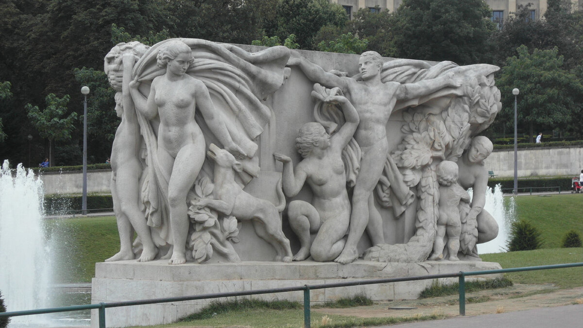 Скульптура у фонтана
