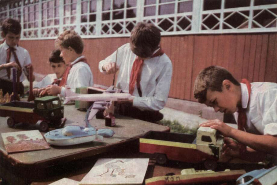 советское детство. кружки в ссср для детей. кружки в ссср для детей. фотограф семён осипович фридлянд. кружок умелые руки в ссср.