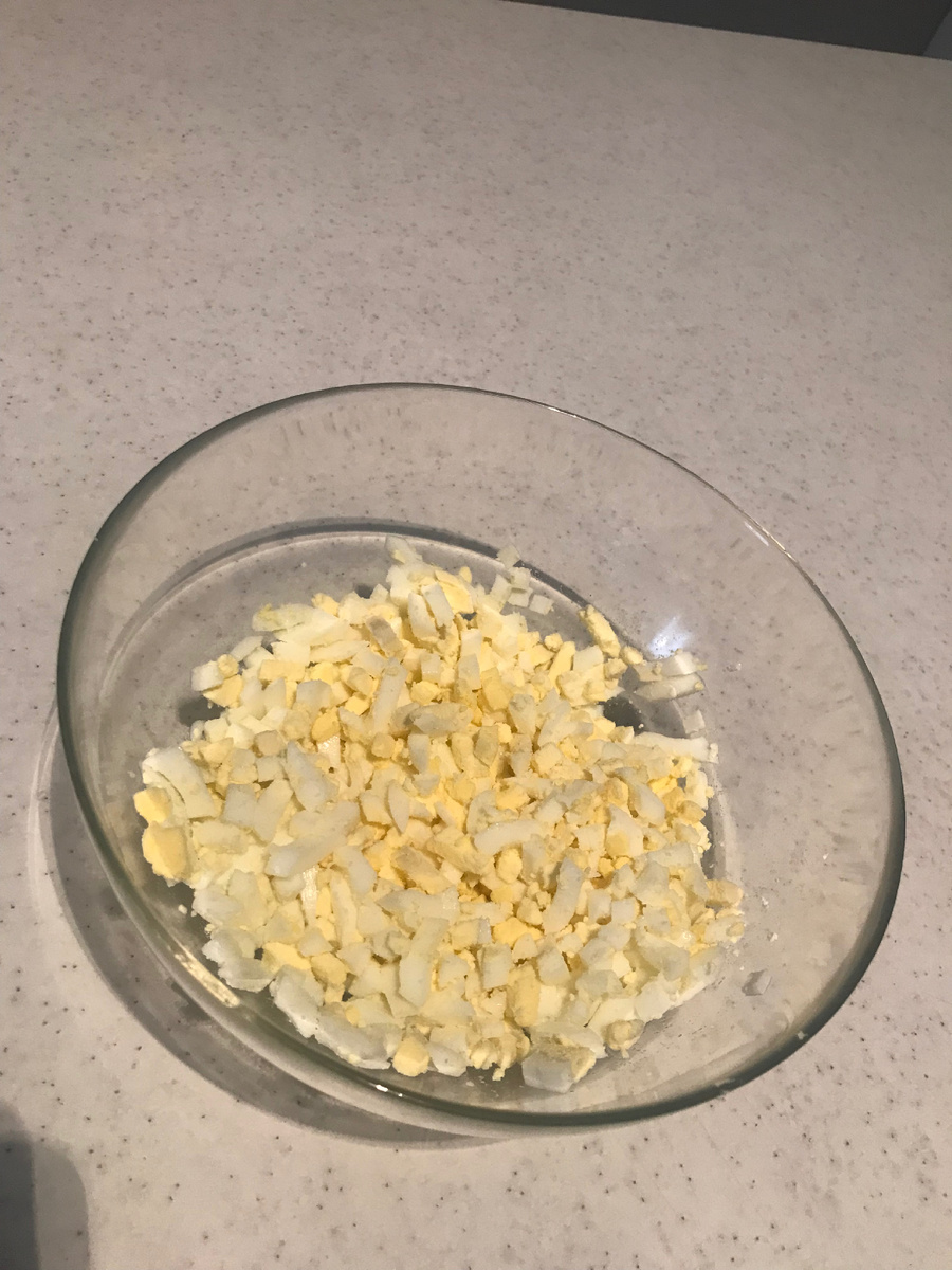 Яйца мелко нарезаем