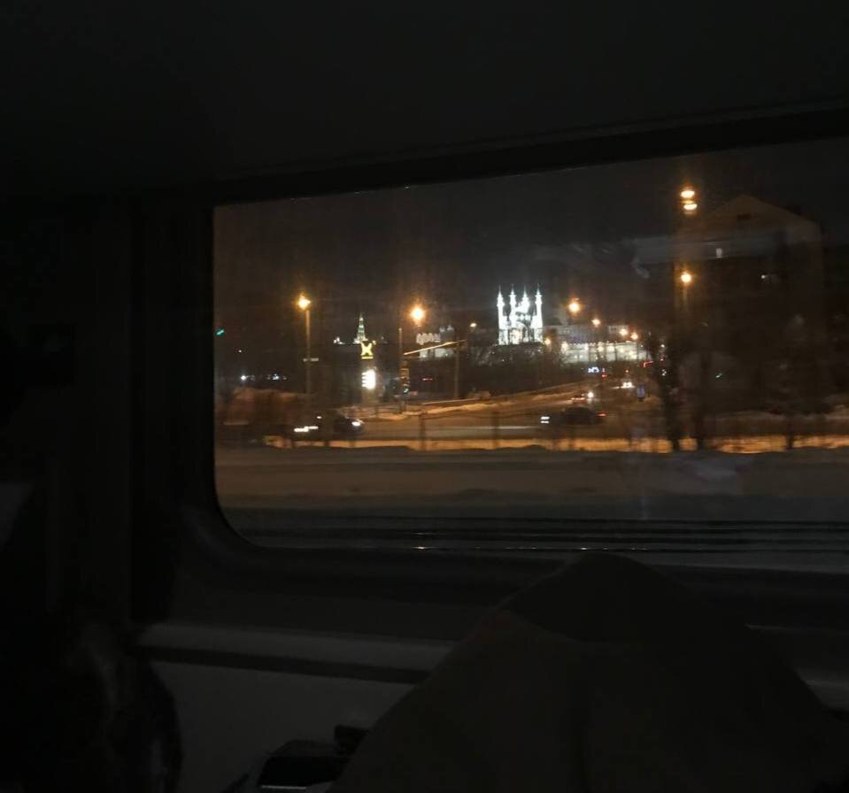 Из окна поезда можно хорошо рассмотреть достопримечательности Казани