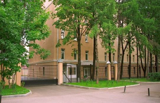 Москва, метро Алексеевская, Кулаков пер., дом 9,стр. 1.В этом здании расположен Клуб "Бархатный сезон". Фото с сайта Фора Фарм Тревел 