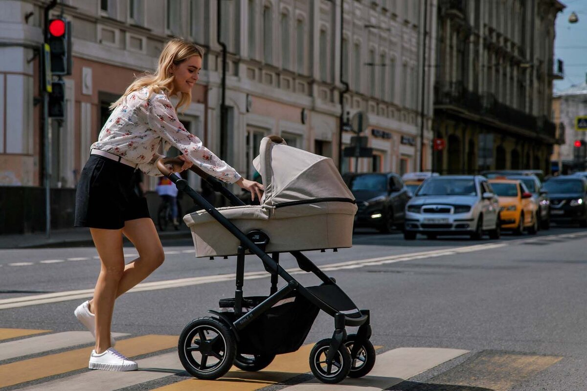 Коляска Britax Romer Smile 3 - отличный внедорожник. Это немецкая коляска, созданная для прогулок абсолютно по любым дорожкам.