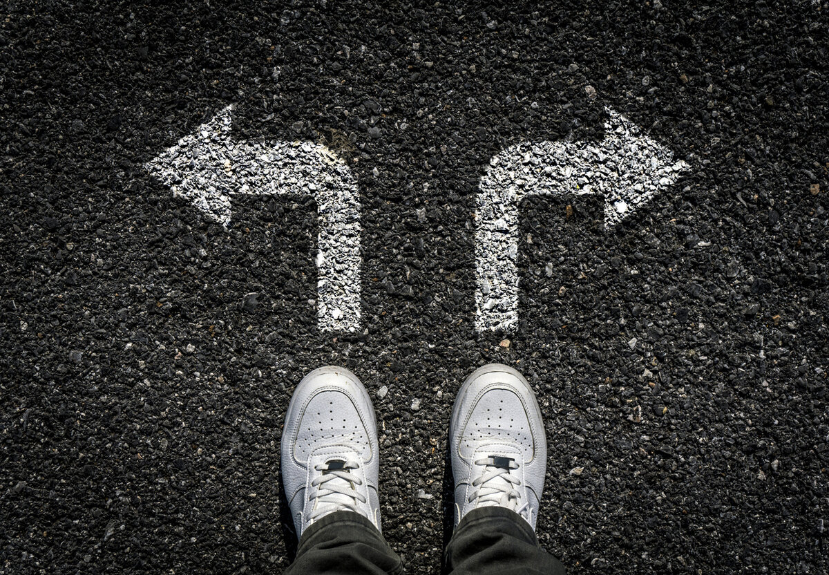 Дорога под ногами. Ноги на асфальте. Ноги стоящие на асфальте. Ноги стоящие на асфальте. Ноги и стрелки на асфальте.