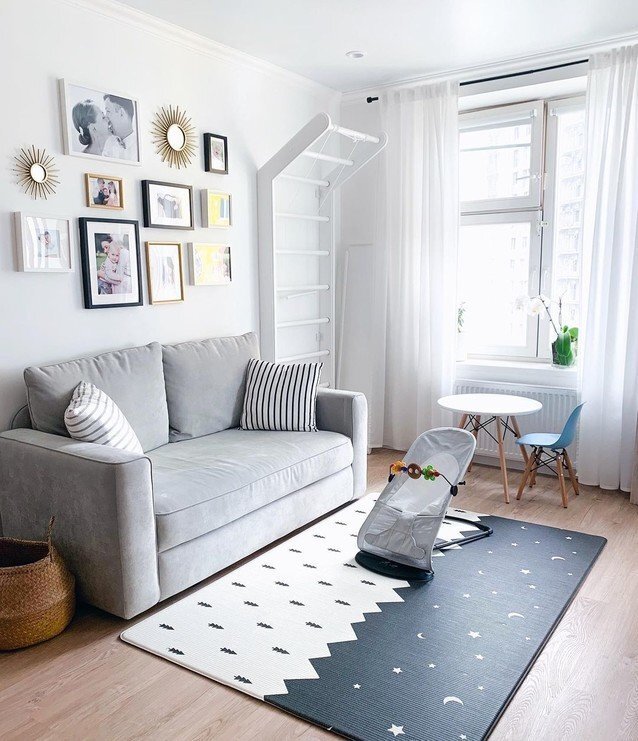 Зона гостиной компактно расположилась между столовой и игровой. Она представлена небольшим диваном и ТВ-зоной напротив.