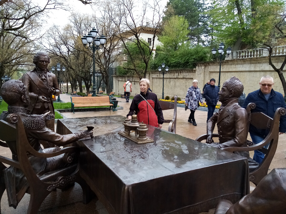 Я и скульптурная композиция в курортном парке Кисловодск 2 мая 2021г.