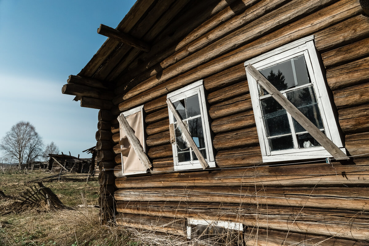 В надежде вернуться, хозяева заколотили окна, но равно дом выглядит заброшенным. 