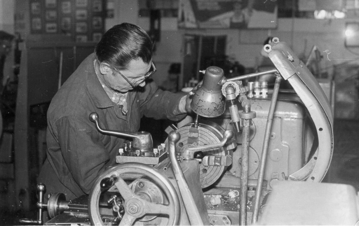 Рабочий за токарным станком. Фото: meshok.net