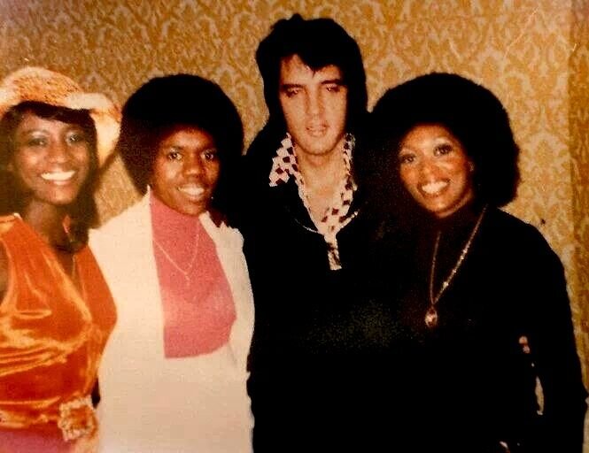 Элвис Пресли и The Sweet Inspirations. Источник: elvis.com.au