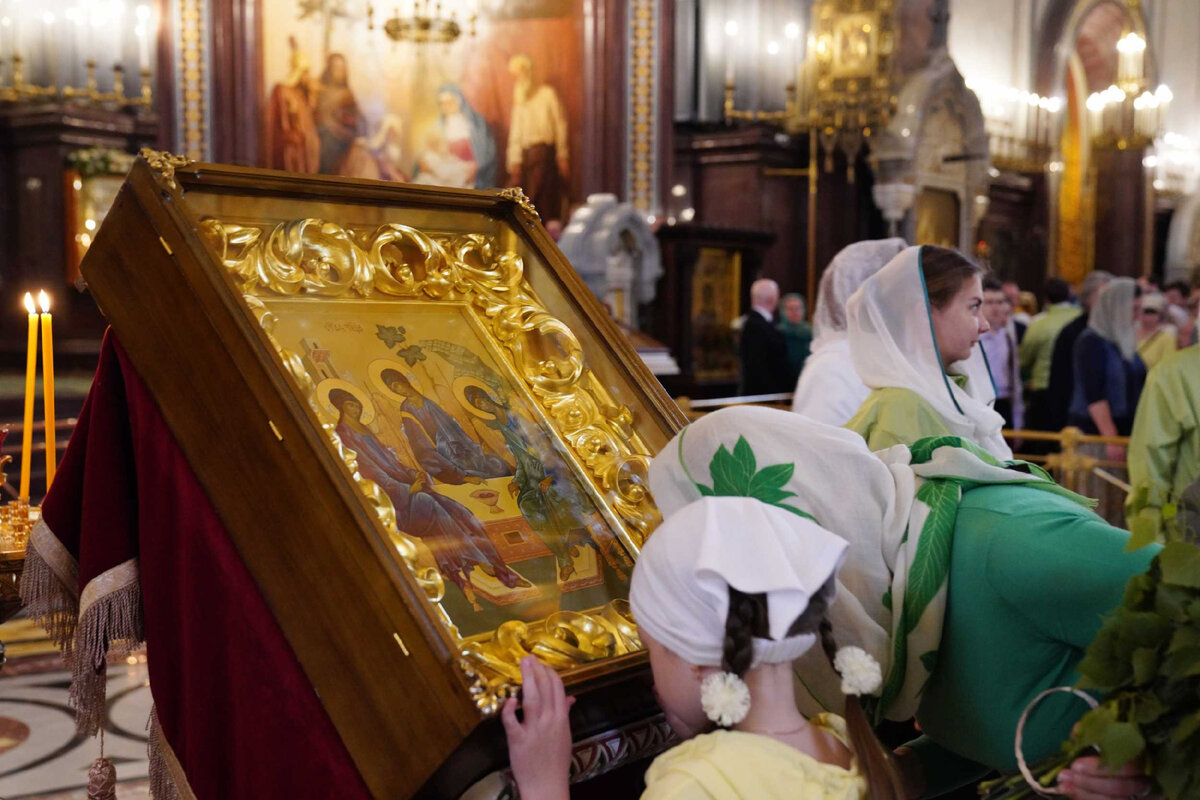 Нельзя поддаваться лени и не молиться, или молиться абы как. На фото Сергея Власова - патриаршее служение в канун Святой Троицы в Храме Христа Спасителя в Москве. Источник: https://foto.patriarchia.ru/news/patriarshee-sluzhenie-v-kanun-prazdnika-svyatoy-troitsy-v-khrame-khrista-spasitelya-2022-06-11/