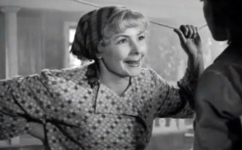 Позирует на кухне. Женщина в возрасте на кухне. Соседка мама. Женщины для интимных встреч. Стройные зрелые из соцсетей.