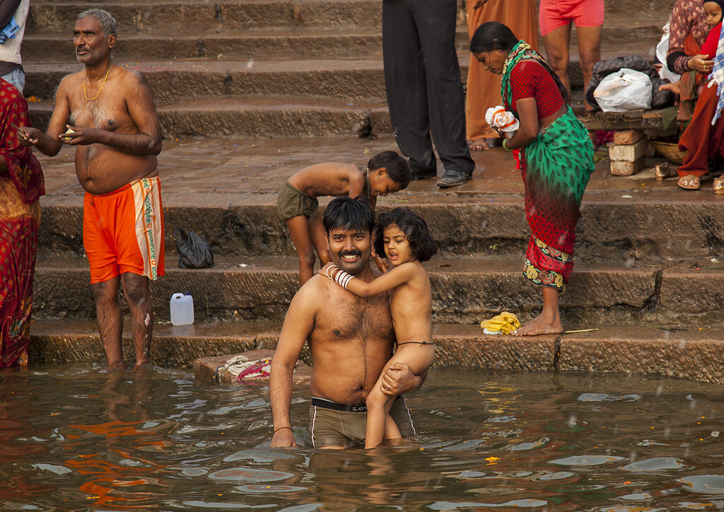 Плавание в индии. Teen bathing river варанаси. индийские дети купаются в водоёме. дети моются на улице индии. river bathing in india.