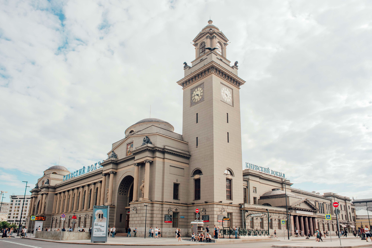 Облака над Киевским вокзалом