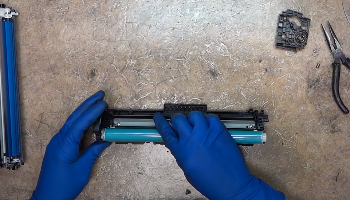 Фото 46. Очищаем ролик проявки от остатков тонера при помощи сервисного пылесоса