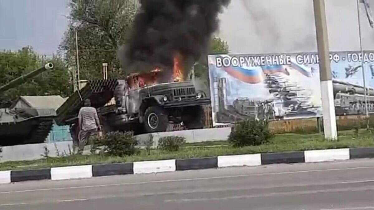    Пожар в памятнике-автомобиле ЗИЛ 131 "Град" в Воробьевском районе Воронежской области© Фото : ГУ МЧС России по Воронежской области