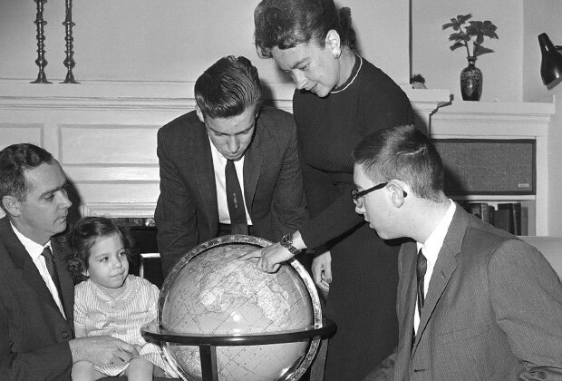 Джерри Мок показывает своей семье точки на карте, в которых планирует совершать посадки во время кругосветного путешествия 
Фото: Gene Smith / AP