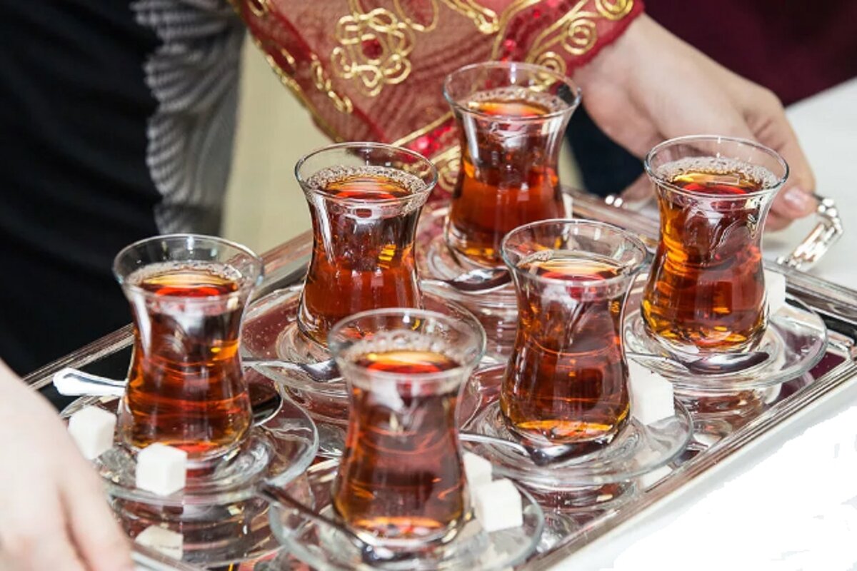 Турки пьют чай. Армуд а стаканы турецкие.. Турецкий чай армуду. Армуды золотой Стамбул. Набор турецких армуд.