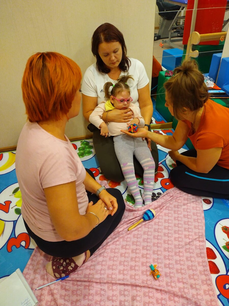 Игротерапевт. Семья с особым ребенком. Эрготерапевт для детей. Занятия с эрготерапевтом дети. Игрушки эрготерапевта.